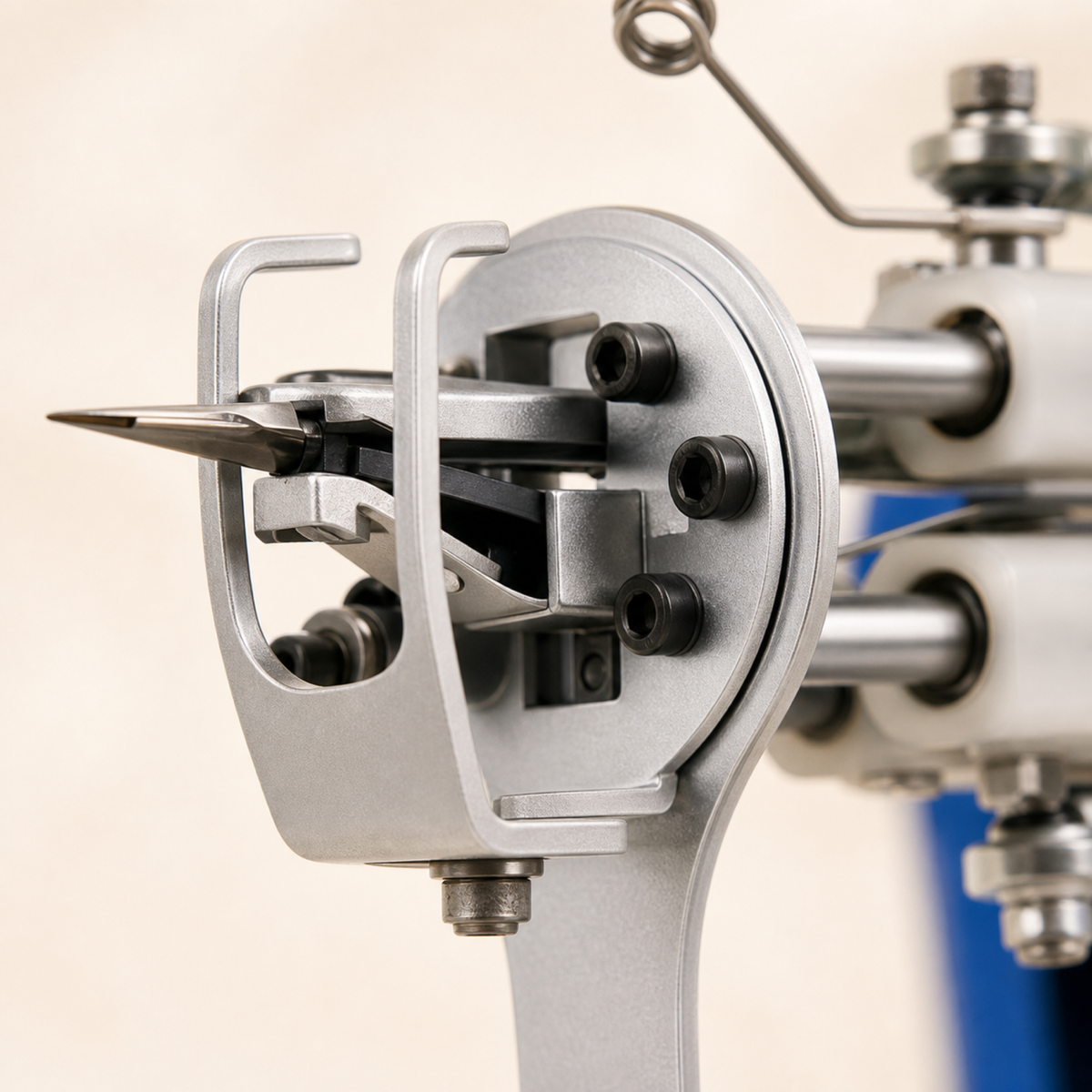 Macro sur la tête du tufting gun : aiguille et pied presseur